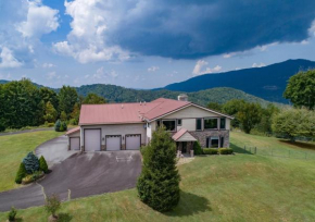 Sugar MTN Mansion 1mi to slope Hot Tub Views of Grandfather